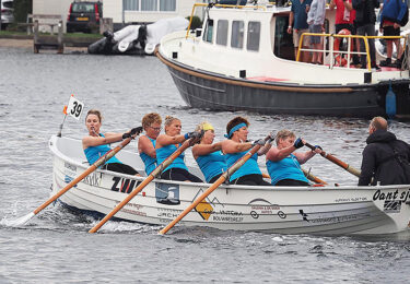 Foto bij het artikel: "Podiumplek voor roeiers De Brûzer"