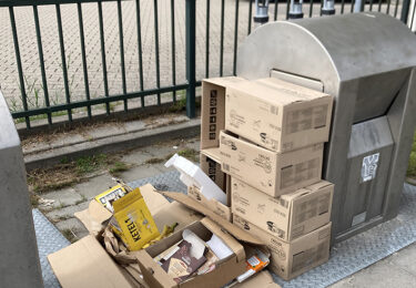 Foto bij het artikel: "Oud papier…niet naast de container…"