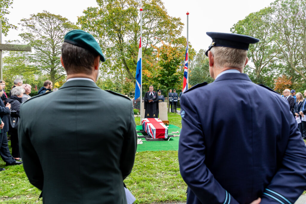 Geborgen Verleden: Bemanning Lancaster ED603 na 82 jaar herenigd in Workum  