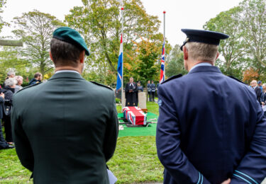 Foto bij het artikel: "Geborgen Verleden: Bemanning Lancaster ED603 na 82 jaar herenigd in Workum  "