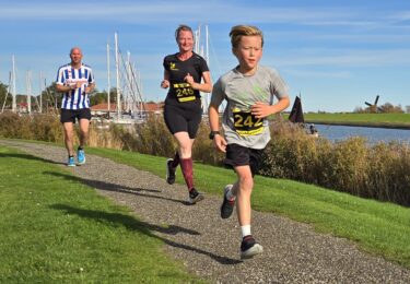 Foto bij het artikel: "34e Strontraceloop: Zon, Zweet en Stralende Gezichten in Workum"