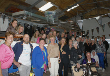 Foto bij het artikel: "Roeisloep De Brûzer viert 25-jarig jubileum met reünie"