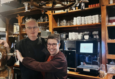 Foto bij het artikel: "Alex en Antje achter de bar van Hotel Restaurant de Gulden Leeuw"