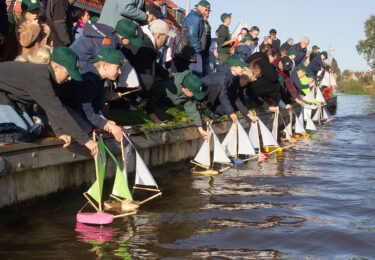 Foto bij het artikel: "Wie wint de Loden Kiel bij klompzeilwedstrijd"