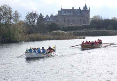 Foto bij het artikel: "Roeisloepteam De Brûzer sluit seizoen af als 3e van Nederland"