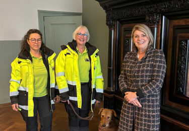 Foto bij het artikel: "Stichting Oger SARdogs op bezoek bij burgemeester"