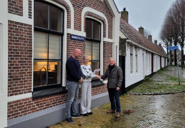 Foto bij het artikel: "Beschermd Stadsgezicht Workum Uitreiking waarderingspremie 2025"