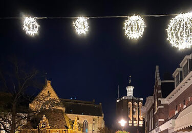Foto bij het artikel: "Winterverlichting zorgt voor sfeer in Workum"