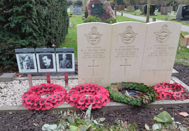 Foto bij het artikel: "Foto’s geplaatst bij graven bemanning Lancaster ED603"