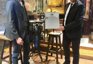 Foto bij het artikel: "Erepenning voor Veekeuring"