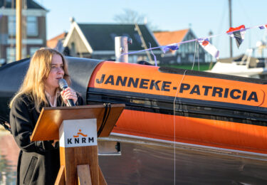 Foto bij het artikel: "KNRM Hindeloopen doopt geschonken reddingboot ‘ Janneke – Patricia’"