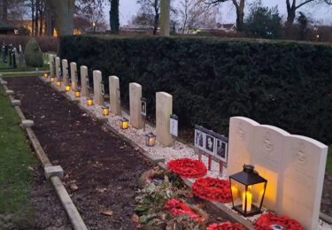 Foto bij het artikel: "Lichtjes weer ontstoken bij omgekomen bemanningsleden"