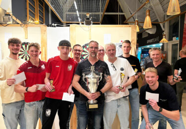 Foto bij het artikel: "Frank Deinum wint darttoernooi"