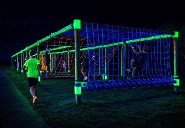 Foto bij het artikel: "Glow in the Dark Survival & Running"
