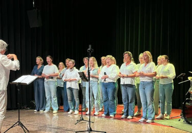 Foto bij het artikel: "Popkoor Mekoar komt met voorjaarsconcert in Klameare"