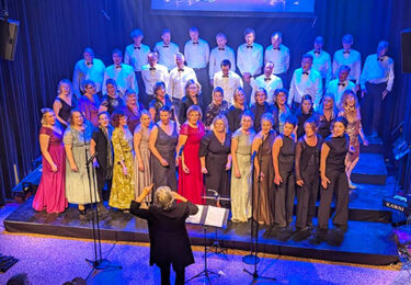 Foto bij het artikel: "Daverend optreden van popkoor Mekoar"
