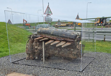 Foto bij het artikel: "Vleugel en motor Lancaster ED 603 geplaatst in Kazemattenmuseum"
