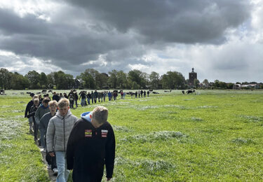 Foto bij het artikel: "Basisschoolleerlingen duiken in geschiedenis van het NAD-kamp"