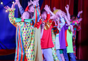 Foto bij het artikel: "Circus it Finster zorgt voor een enerverende avond"