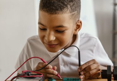 Foto bij het artikel: "Kinderen ontdekken de kracht van stroom in Bibliotheek Workum"
