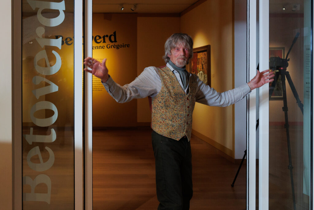 Kenne Grégoire leidt rond door eigen tentoonstelling in Jopie Huisman Museum