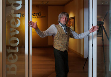 Foto bij het artikel: "Kenne Grégoire leidt rond door eigen tentoonstelling in Jopie Huisman Museum"