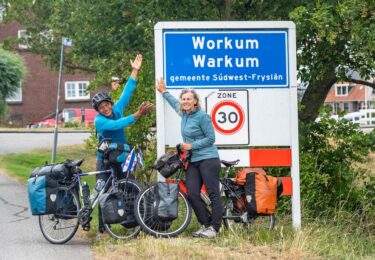 Foto bij het artikel: "Nei 840 dagen en in fytsreis troch 37 lannen is Marica werom yn Warkum"