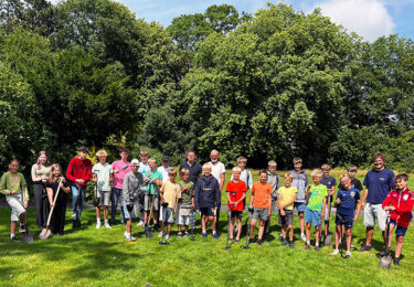 Foto bij het artikel: "Enthousiaste jeugd speurt naar sporen van voormalig NAD-kamp"