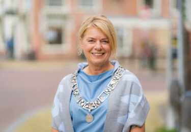 Foto bij het artikel: "Burgemeester Jannewietske de Vries stopt na zomer 2027"