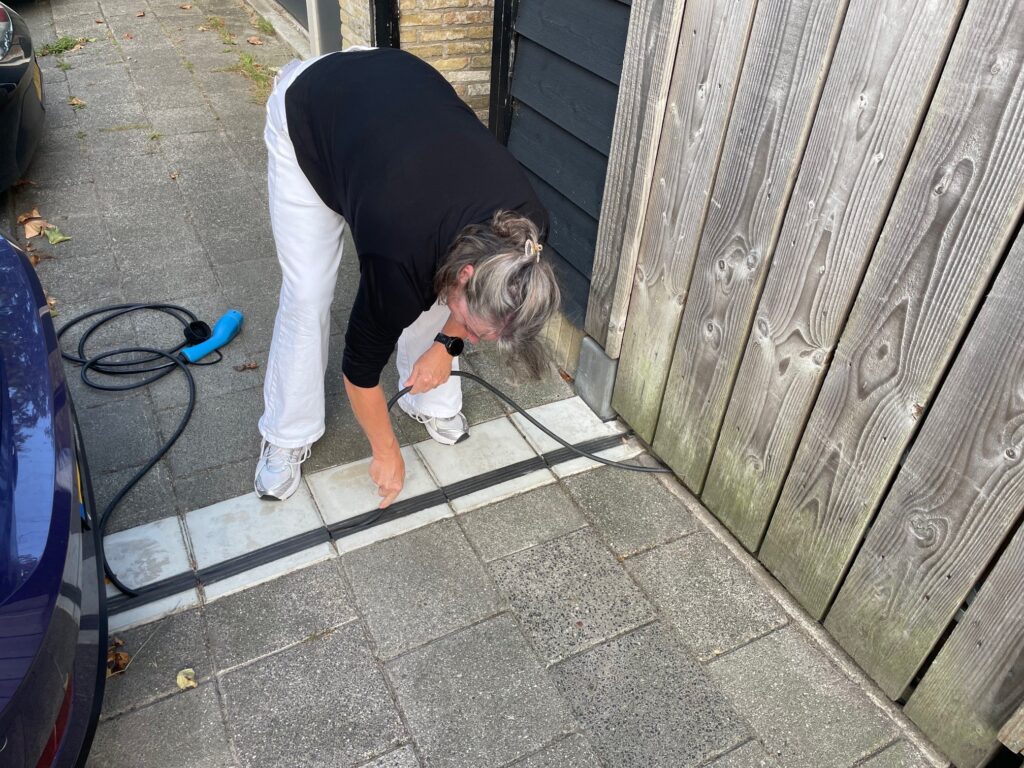 Kabelgoottegels na succesvolle proef beschikbaar voor alle inwoners van Súdwest-Fryslân
