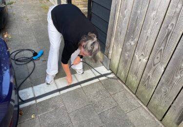 Foto bij het artikel: "Kabelgoottegels na succesvolle proef beschikbaar voor alle inwoners van Súdwest-Fryslân"