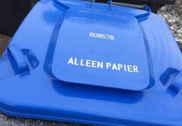 Foto bij het artikel: "Papiercontainer bij de weg"