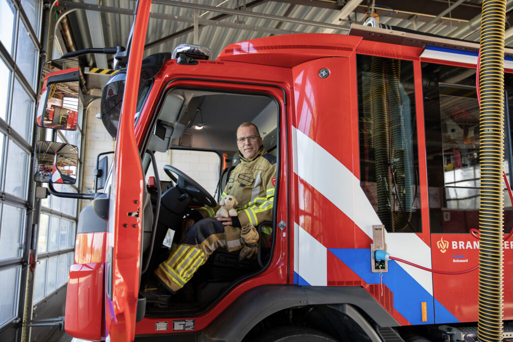 Brânwacht lêst foar in Bibliotheek Workum