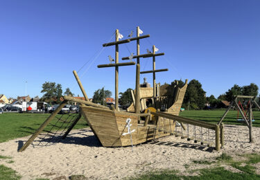 Foto bij het artikel: "Nieuw speelschip op Stedspole Workum"