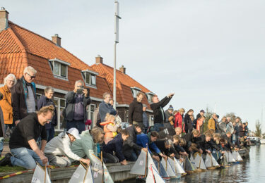 Foto bij het artikel: "Klompzeilen over de Dolte tijdens de Strontweek"