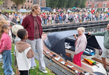 Foto bij het artikel: "Juf Catharina blij verrast tijdens bijzonder jubileum"