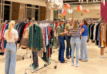 Foto bij het artikel: "Kledingruilavond RÛN opnieuw groot succes"